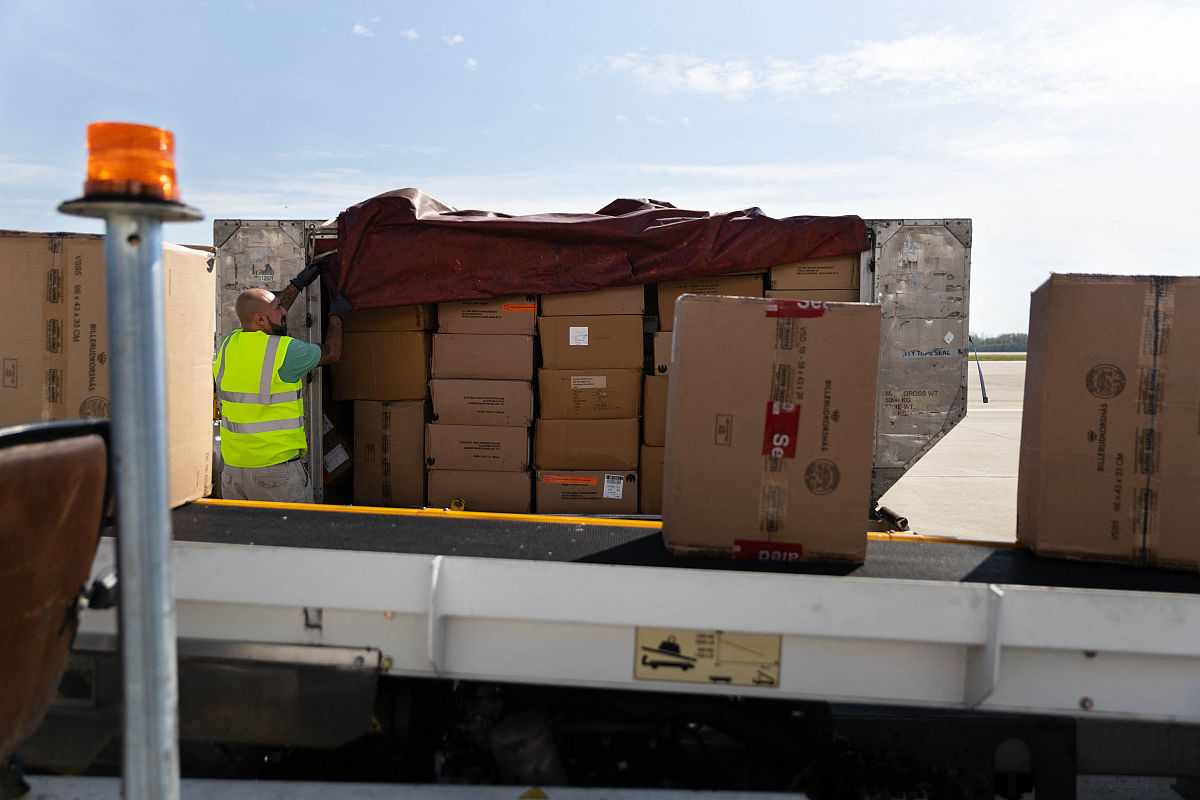 基于激光的双箱防吊起的研究与应用的第一章技术背景写完了写第二章技术意义800字