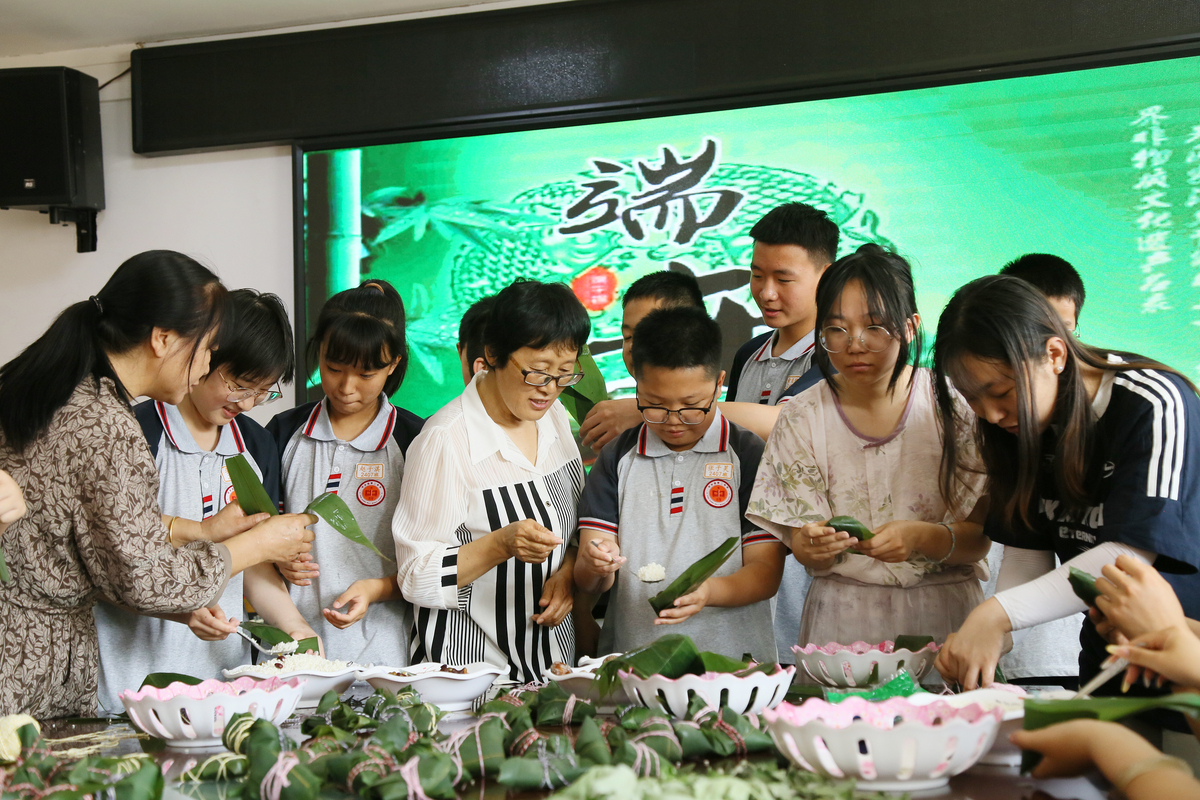 策划一个在教室春日有关的大学活动