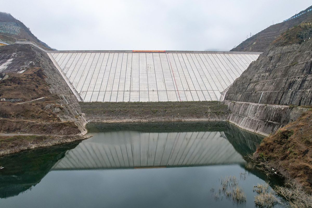 红岩河水库右岸阶地坝区渗漏维修：坝体劈裂灌浆加固方案