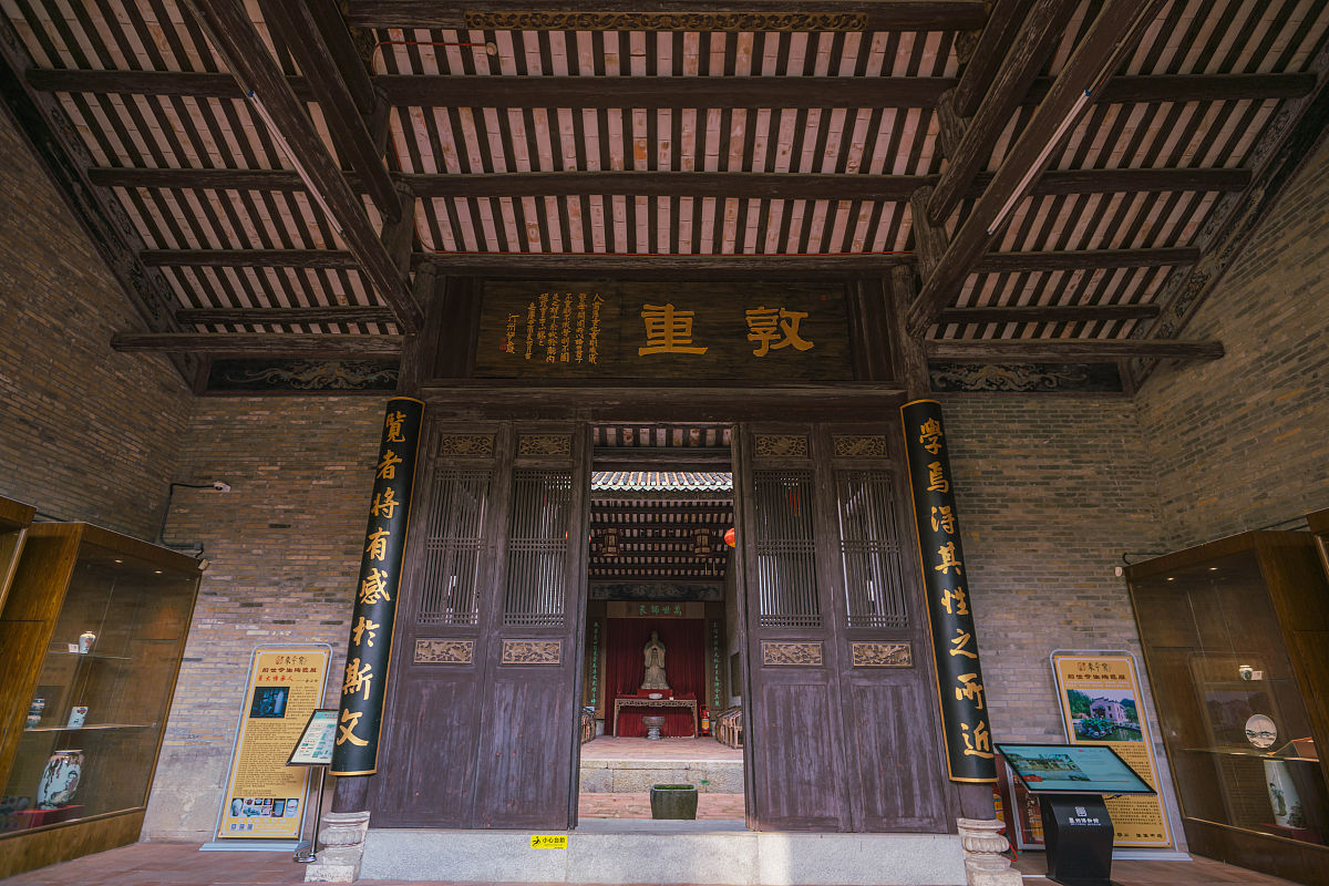 有一个圆柱形玻璃钢它的底面积为三平方分米。在这个玻璃钢里有2升的水那么水深大约是多少米呢？