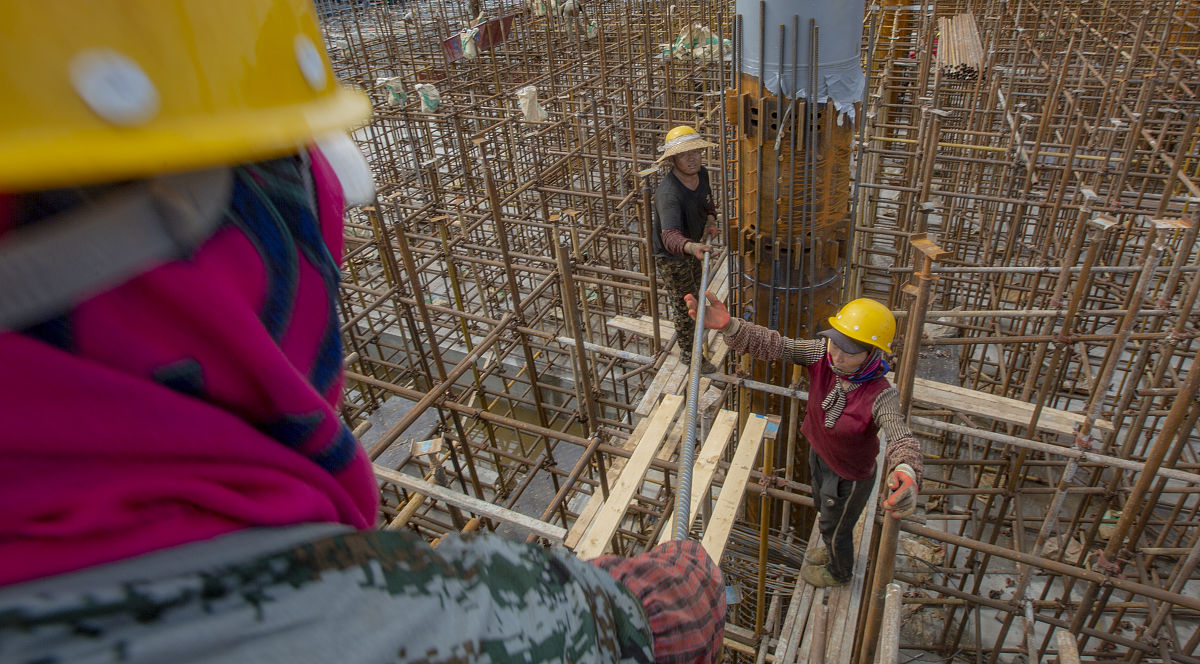 2020年9月21日,在海口国际免税城项目工地,建设者们加紧施工.目前,该