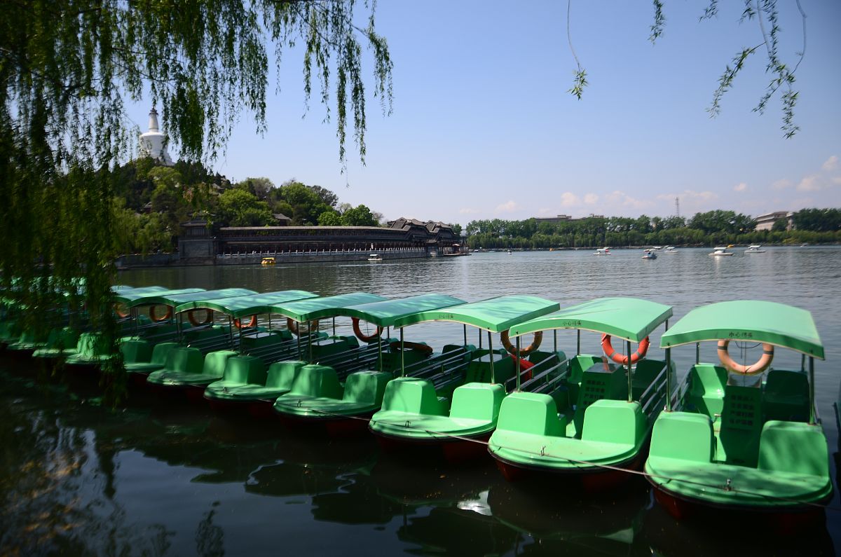 帮我写一首诗关于校园春日美景的万物复苏霞光熹微人们来来往往不要过度发挥