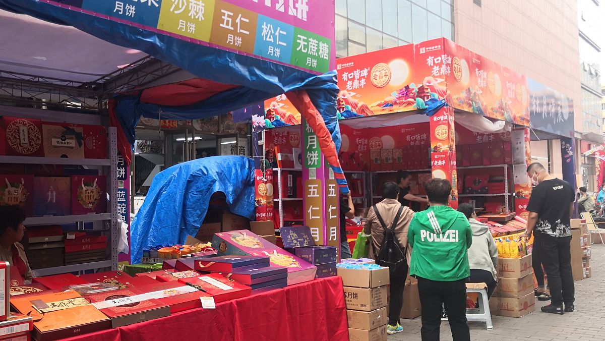 2021年9月8日,哈尔滨市道外区南极街上的一家大型批发市场外,多个品牌