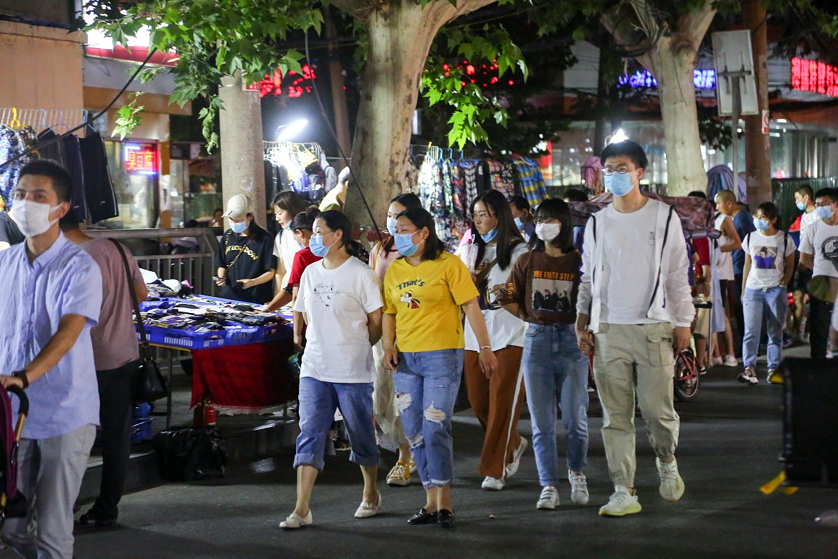 2020年6月1日,郑州健康路夜市复市,前来逛街的市民熙来攘往,而商户则