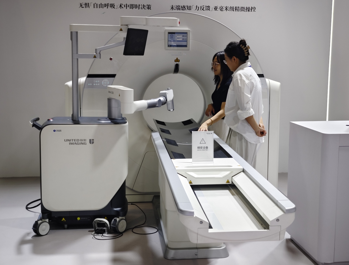 你是华中科技大学机械学院的一名学生刚刚参观了一家关于医疗先进检测设备例如CT机核磁共振DR的高科技公司的展品展览和生产车间请写一份不少于1500字的报告。