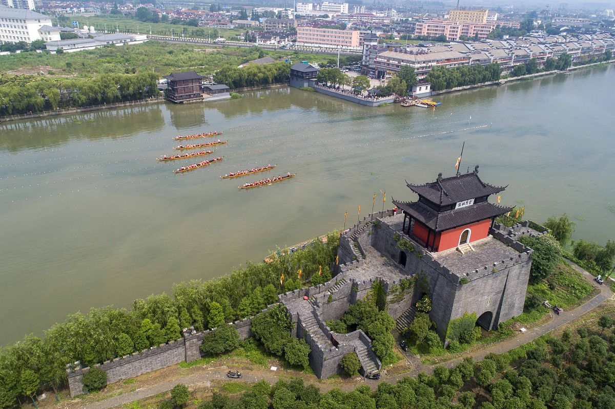 2020年6月25日,江苏泰州,参赛龙舟队队员在比赛中(无人机照片).