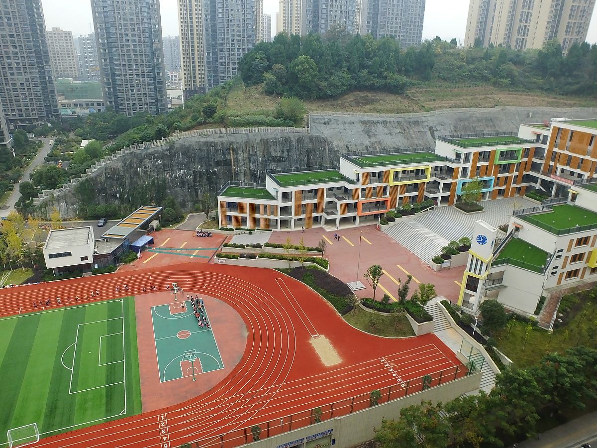 2020年11月6日,湖北宜昌市伍家岗区岳湾路小学,彩色操场壮观养眼.