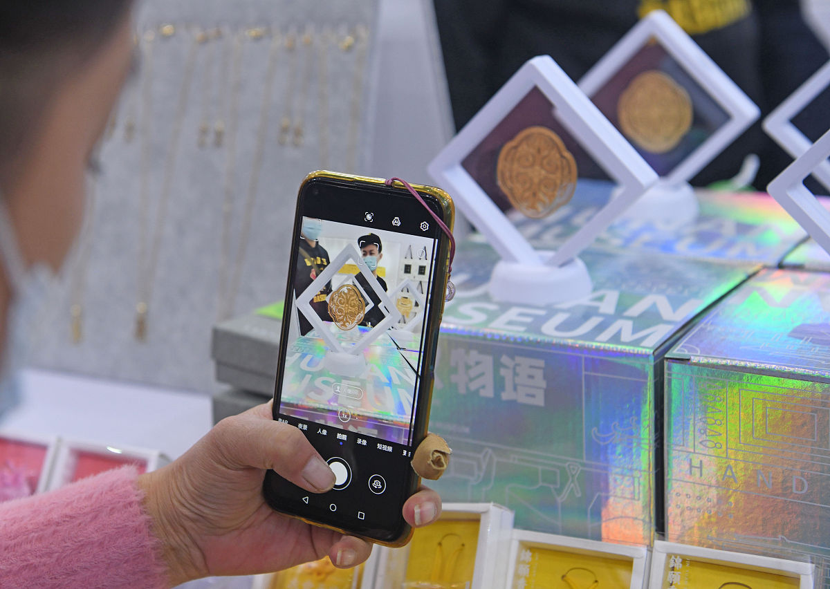 2021年11月27日,首届中国(武汉)文旅博览会,湖南博物馆展区文创展品—