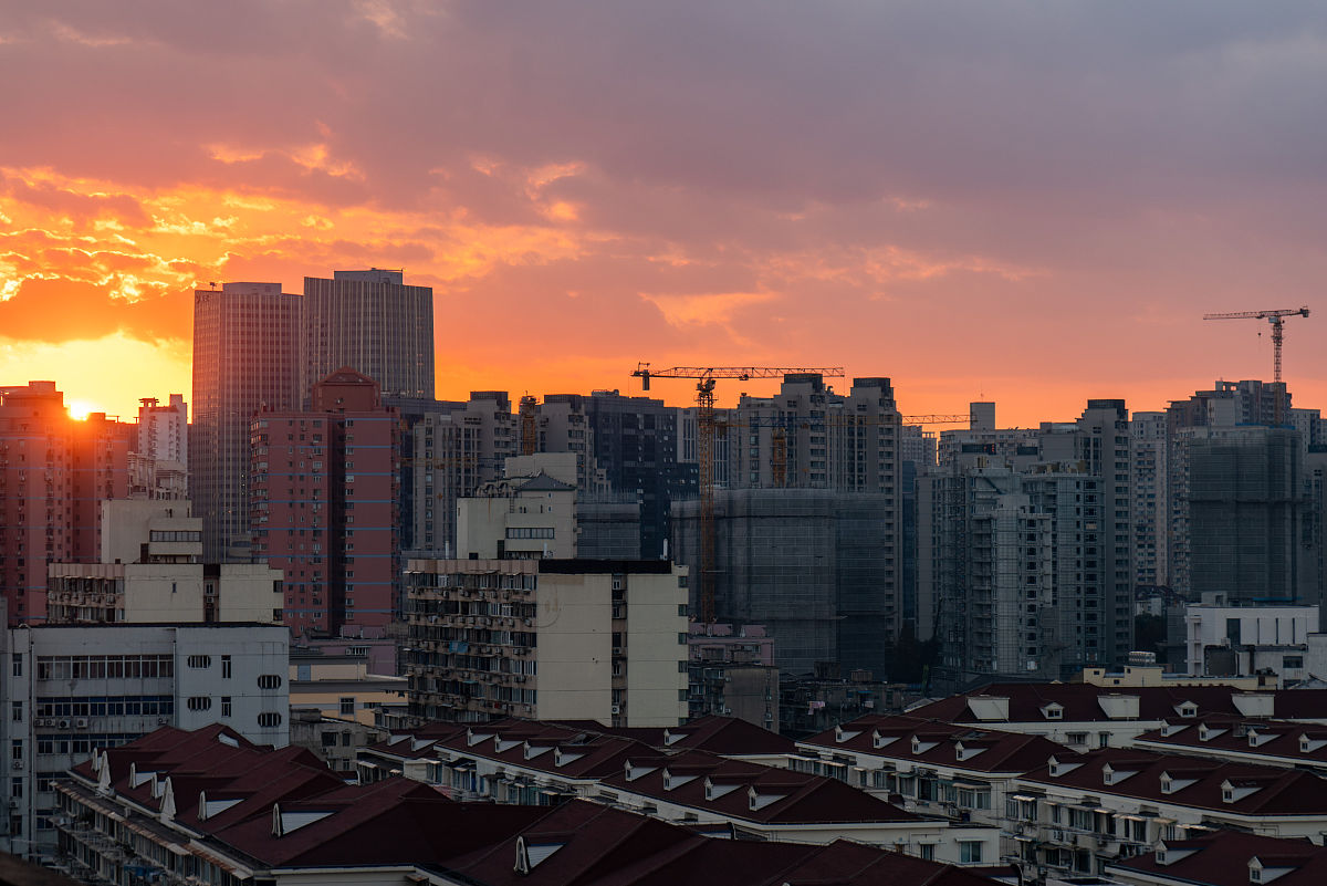 2021年12月5日,上海,当天傍晚,晚霞映衬着陆家嘴地标建筑和城市住宅,
