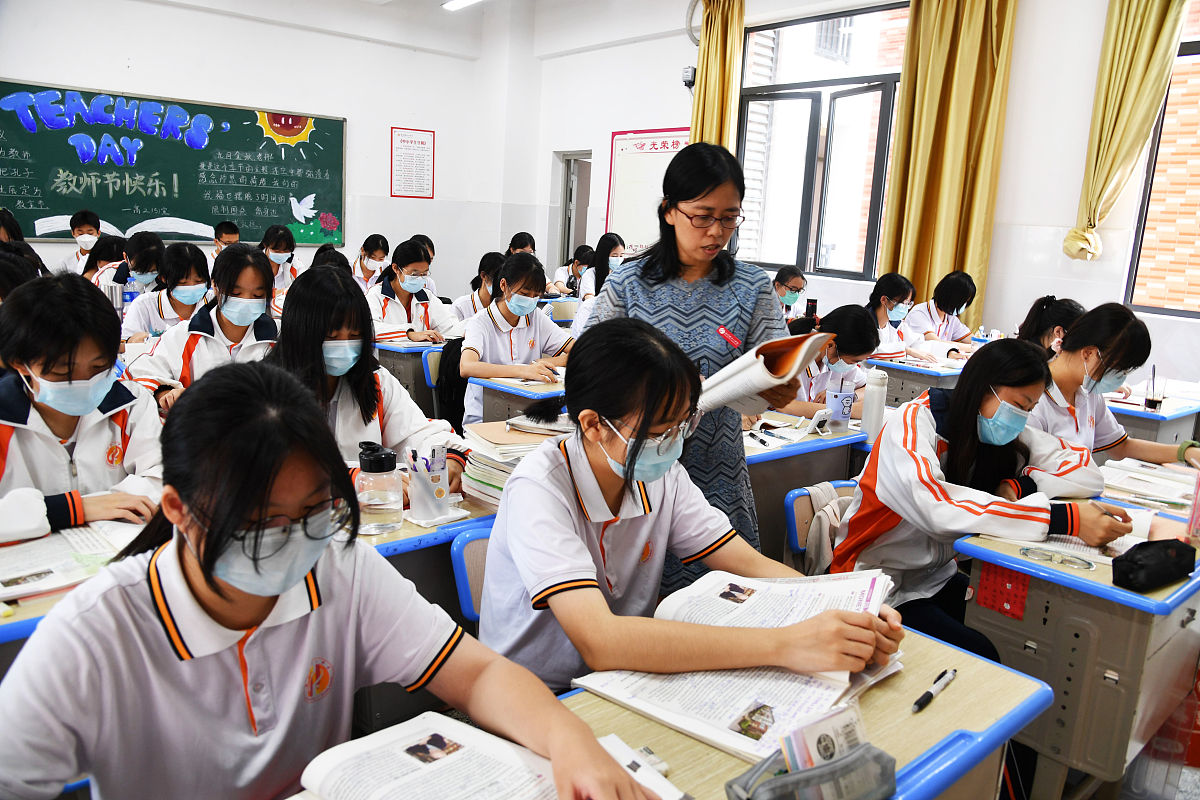2021年10月8日上午,在福建省泉州市第十一中学高二五班的教室里,学生