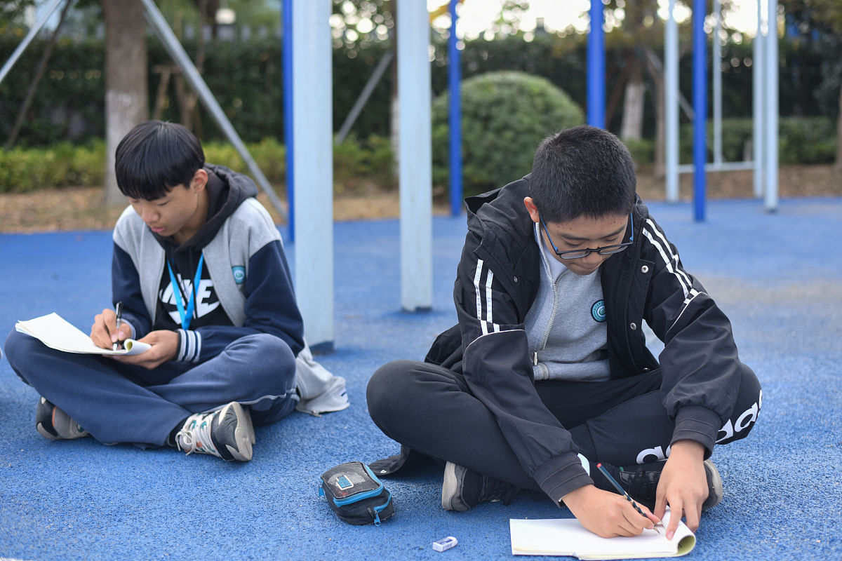 大学毕业生自我鉴定：勤奋学习，积极实践，具备团队合作和沟通能力