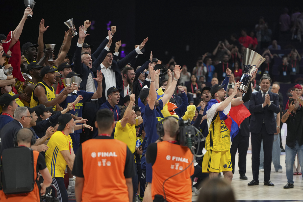 篮球赛胜利的狂欢时刻：球员、观众共同庆祝！