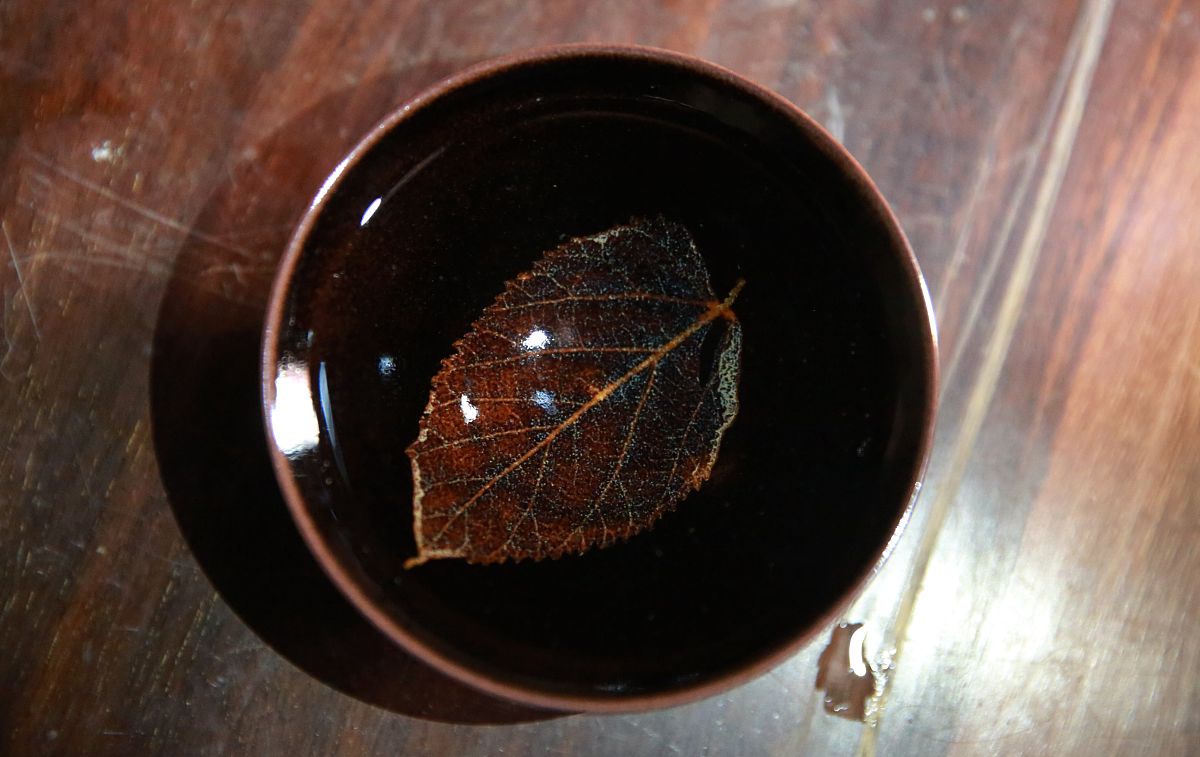 乌金釉瓷器：独特黑色釉面的艺术珍品，无法仿制的特征