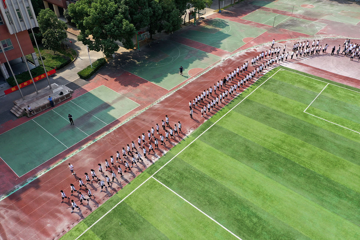 2020年9月1日,位于武汉武昌的湖北省水果湖第一中学学生在体育课上快