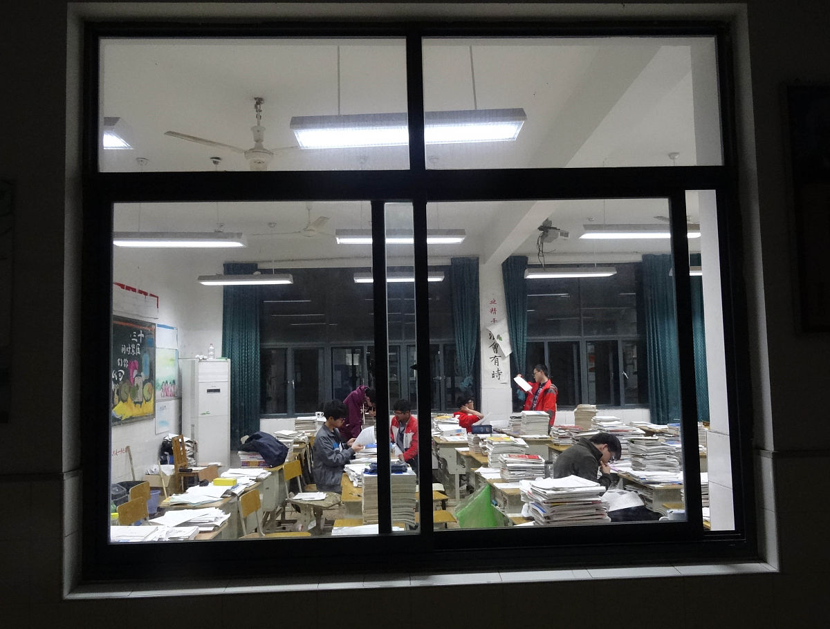 写一篇文章董州渝吃鸡的故事