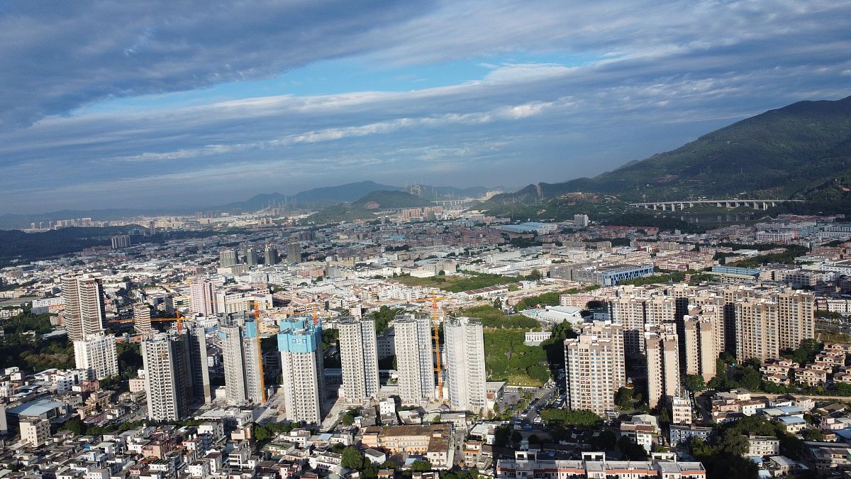 2021年11月18日,广东省东莞市清溪镇.住宅小区,居民自建房,银瓶山.