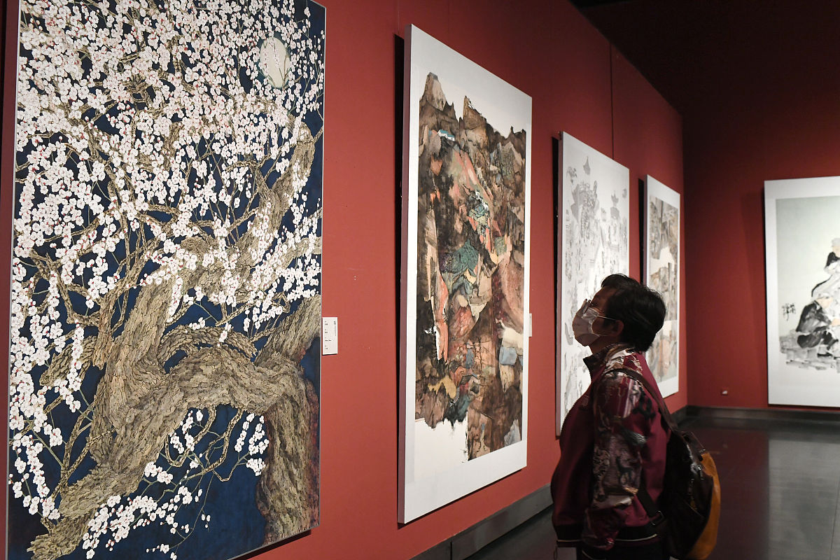 重写下面这段话：中国历史悠久艺术的发展也是源远流长无论是雅还是俗艺术无时无刻不存在于人们的生活中。同时艺术的存在形式也是多种多样的中国传统的书法、水墨、声乐、舞蹈等等已及近现代发展的雕塑、现代舞等各种艺术丰富着人们的生活提高着人们的生活趣味