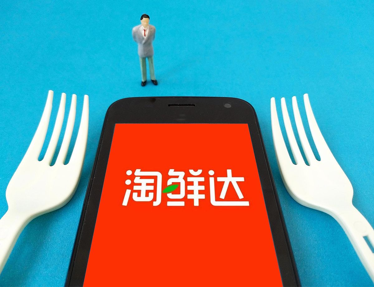 以宁波市的盒马鲜生为研究对象针对生鲜产品订单小、批次多和顾客对物流送达时间要求严格的特点选取鄞州区盒马鲜生宏泰店为研究对象。采用实地调研法、访谈分析法以及实证研究法对其门店最后一公里配送现状、配送模式、配送服务进行调查研究找出其在最后一公里配送过程中存在的问题 换一种说法