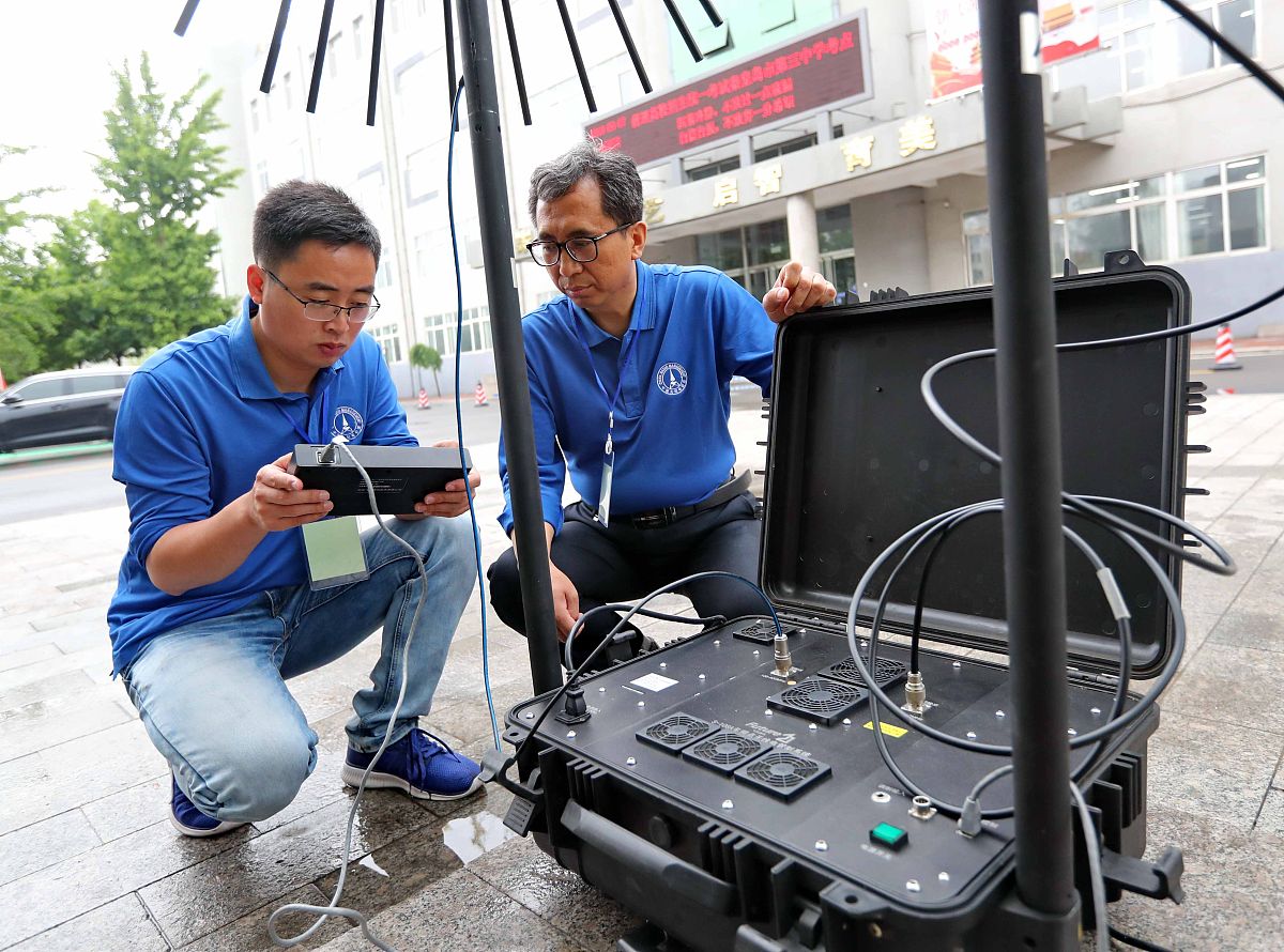对以下内容进行书面语的调整：贵单位售后服务同志在我单位的 VSAT天线设备 海警船2022年的使用过程中尽职尽责努力工作积极做好海警船VSAT系统设备的售后服务工作贵单位售后服务人员在设备使用过程中定期对设备进行维护和保养交船后多次跟船出海保障积极培训我艇人员熟悉设备的使用方法保证了设备在执行任务时的正常使用。贵单位售后服务人员在售后过程中以高超的技术能力熟练的操作水平充分体现了贵单位技