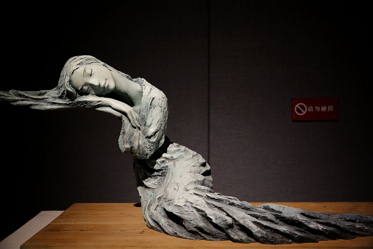 你好我是一位现代主义画家我需要你的帮助给我提供一些灵感请帮助我描述一位持鞭女王的外貌特征。