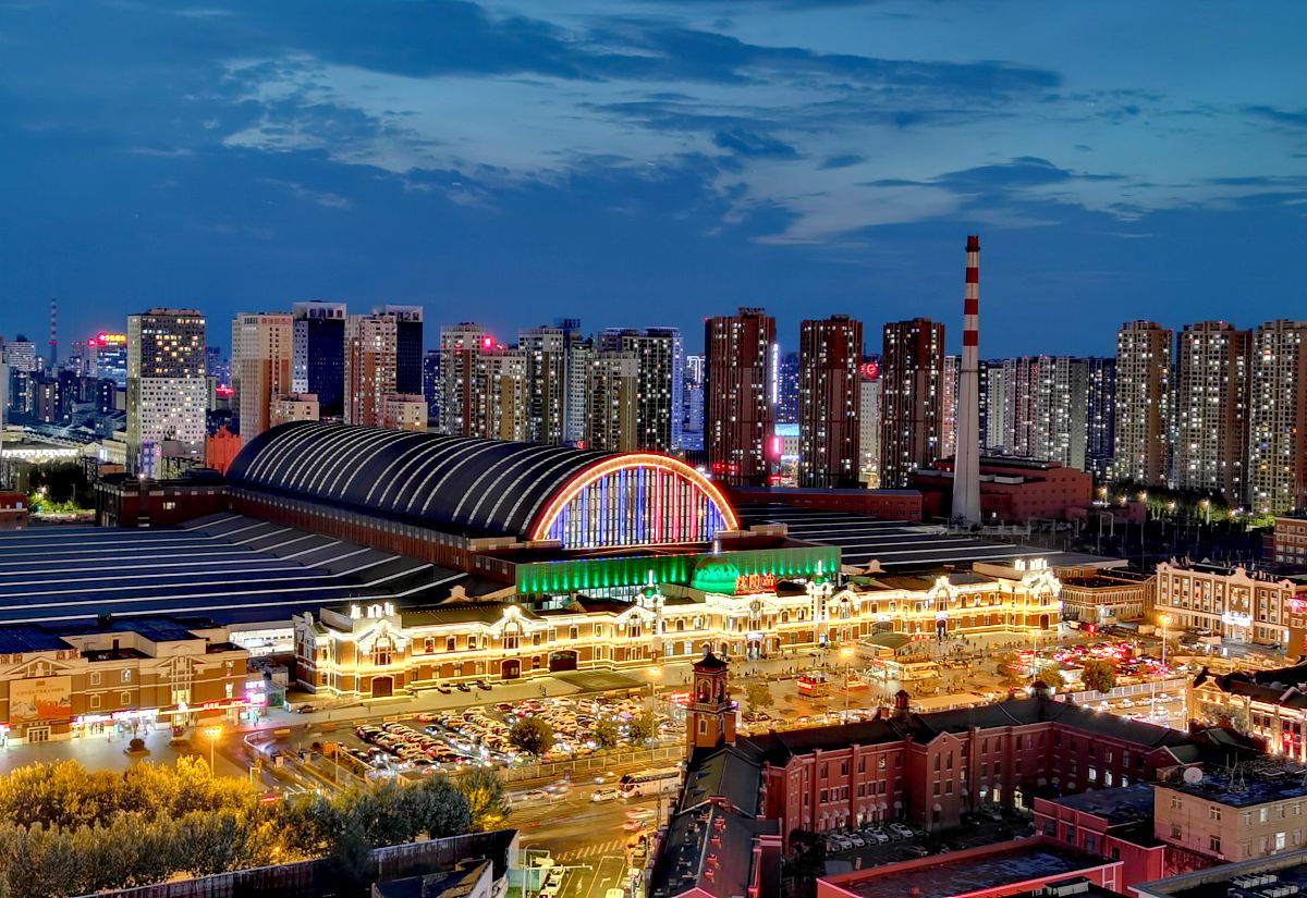 2021年7月13日,航拍沈阳站夜景,流光溢彩美轮美奂.