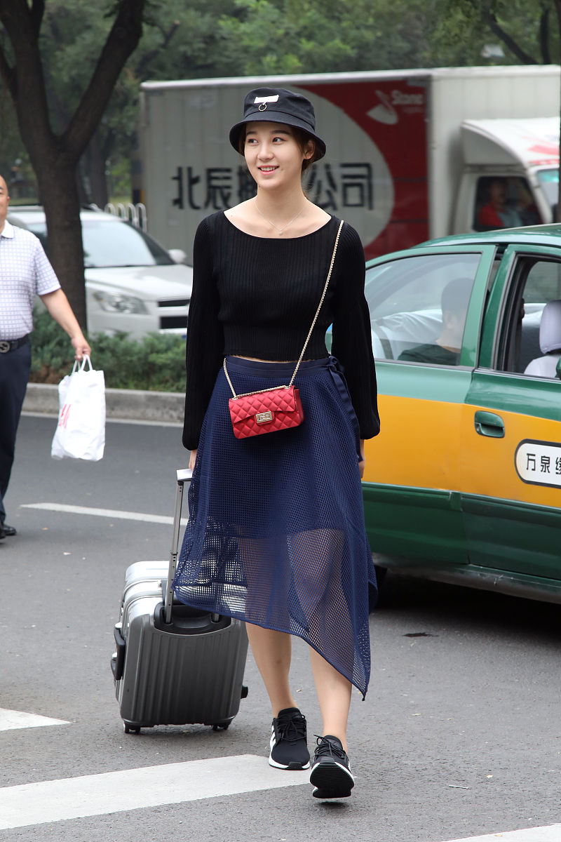 编写两篇女装穿搭的新品推广文案一篇内容是黑与白的通勤穿搭一篇内容是经典条纹穿搭每一篇不少于四百字带标题