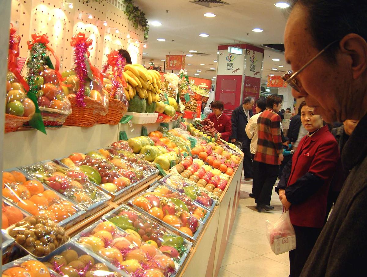 你是一家位于中国湖南省长沙市梅溪湖二期附近的水果店老板周边目前都还在开发地铁还没通车人流量不大你会怎么经验这家水果店越详细越好