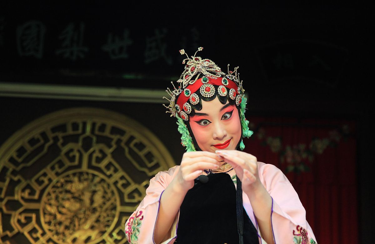 2015年6月6日,江苏省南京市,甘家大院茶馆里的"盛世梨园"小剧场演出京