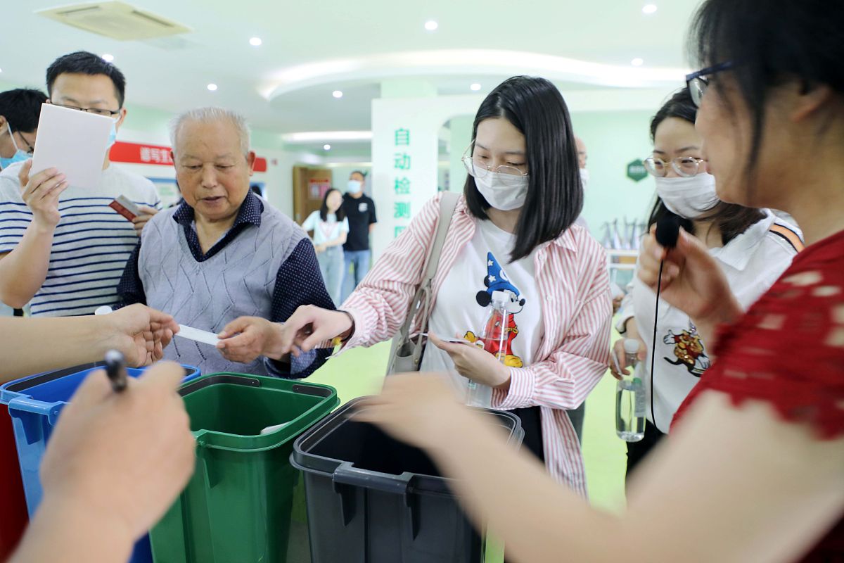 教师党员组织生活会个人对照检查发言稿 一、理论学习、政治素质、能力本领、担当作为、工作作风、廉洁自律、意识形态工作方面存在的问题。二、对照存在问题从思想上、认识上剖析问题存在的根源。三、在思想意识、责任意识、制度体系、工作机制、队伍建设、四个责任体系、长效机制等方面提出相应的整改思路措施。