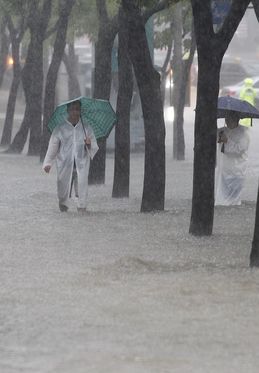 2010年9月21日,韩国首尔下起大雨,数条街道被淹.2010年9月21日,韩国首