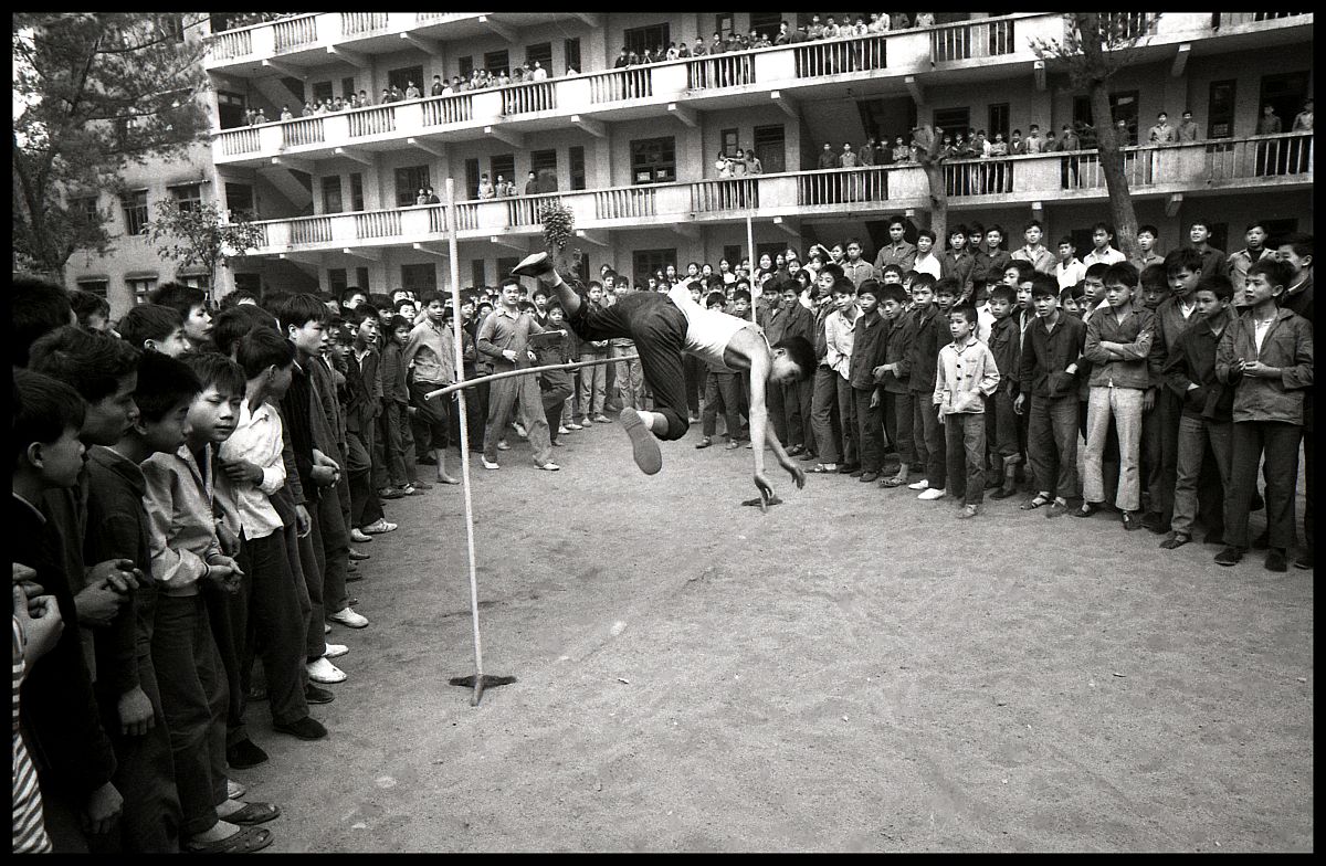1980年代,上海,拥挤在一起的孩子.china - january 01:  crowd of chi