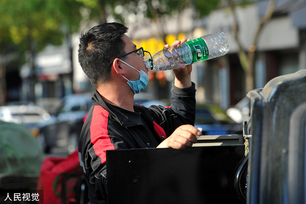 三四十岁的聋哑男子辛辛苦苦捡的啤酒瓶被别人抢走了 他嚎啕大哭你认为他真的只是在哭他的啤酒瓶被抢走了吗？