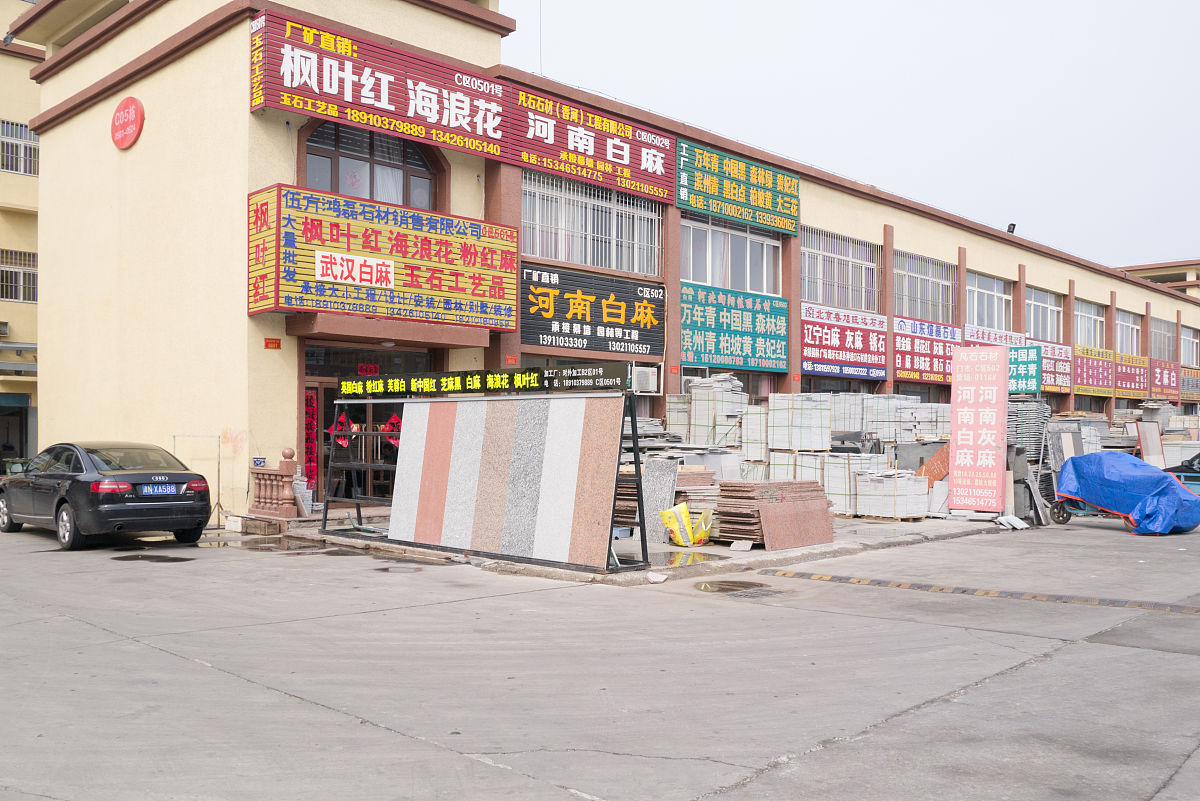 甄选楼盘三利宅院的优势在哪里？商铺房号【38-801】带租约租赁商家：佳佳超市租赁时间：20211210—2024129租金单价：555元㎡年递增5产权面积：9013㎡套内面积：8661㎡公摊面积： 352㎡层高：45米物业费：3元㎡【售价】目前报价：160231100元单价：17778元㎡付款方式：全款、分期