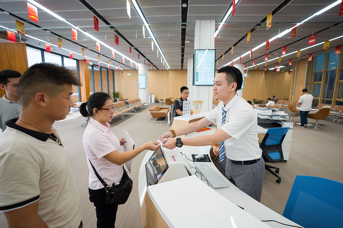 青海行政审批局在推进营商环境优化升级有什么具体典型案例？