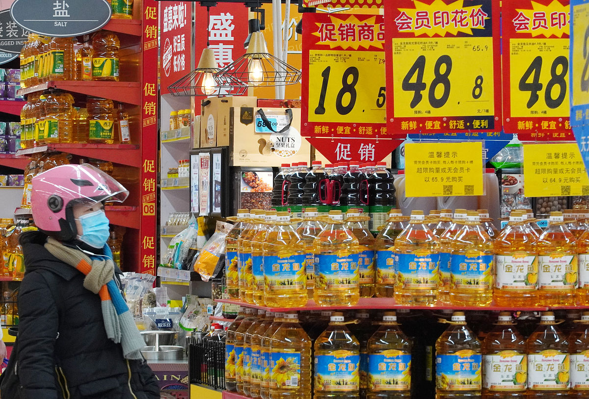 帮我写一个视频脚本 主题是周一会员日全场商品千余种68折起