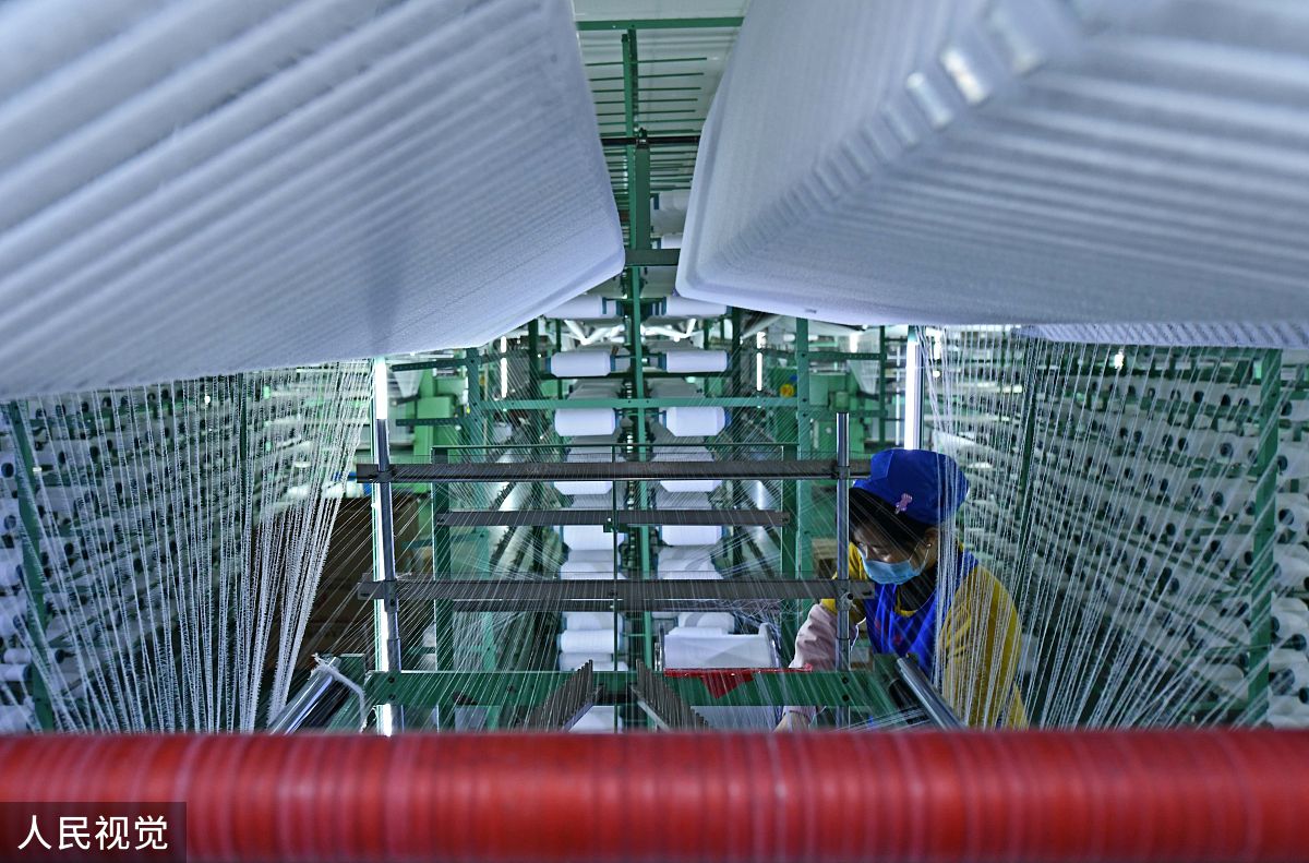 2020年3月15日,江苏省洪泽工业园区一毛纺企业工人正在生产.