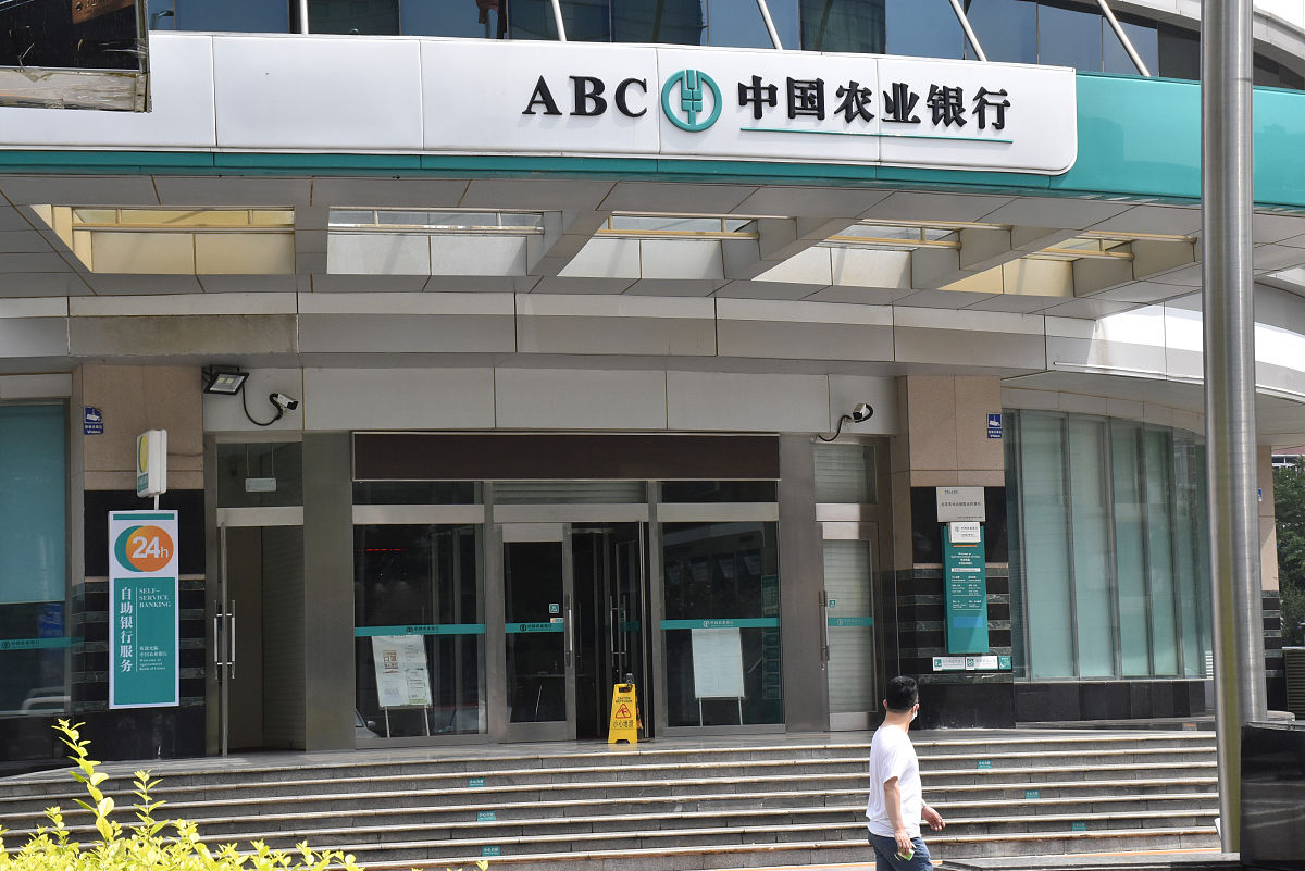 中国农业发展银行是一个政治立场明确的企业更应该对出入境进行严加管理。作为软开中心的一员我更应当不断强化纪律观念和组织观念深刻认识到擅自违规出国境不是小事私事而是事关纪律规矩的大事公事。 自觉遵守我行出国境管理有关规定绝不能说走就走让遵规守纪成为一种政治自觉、思想自觉、行动自觉。