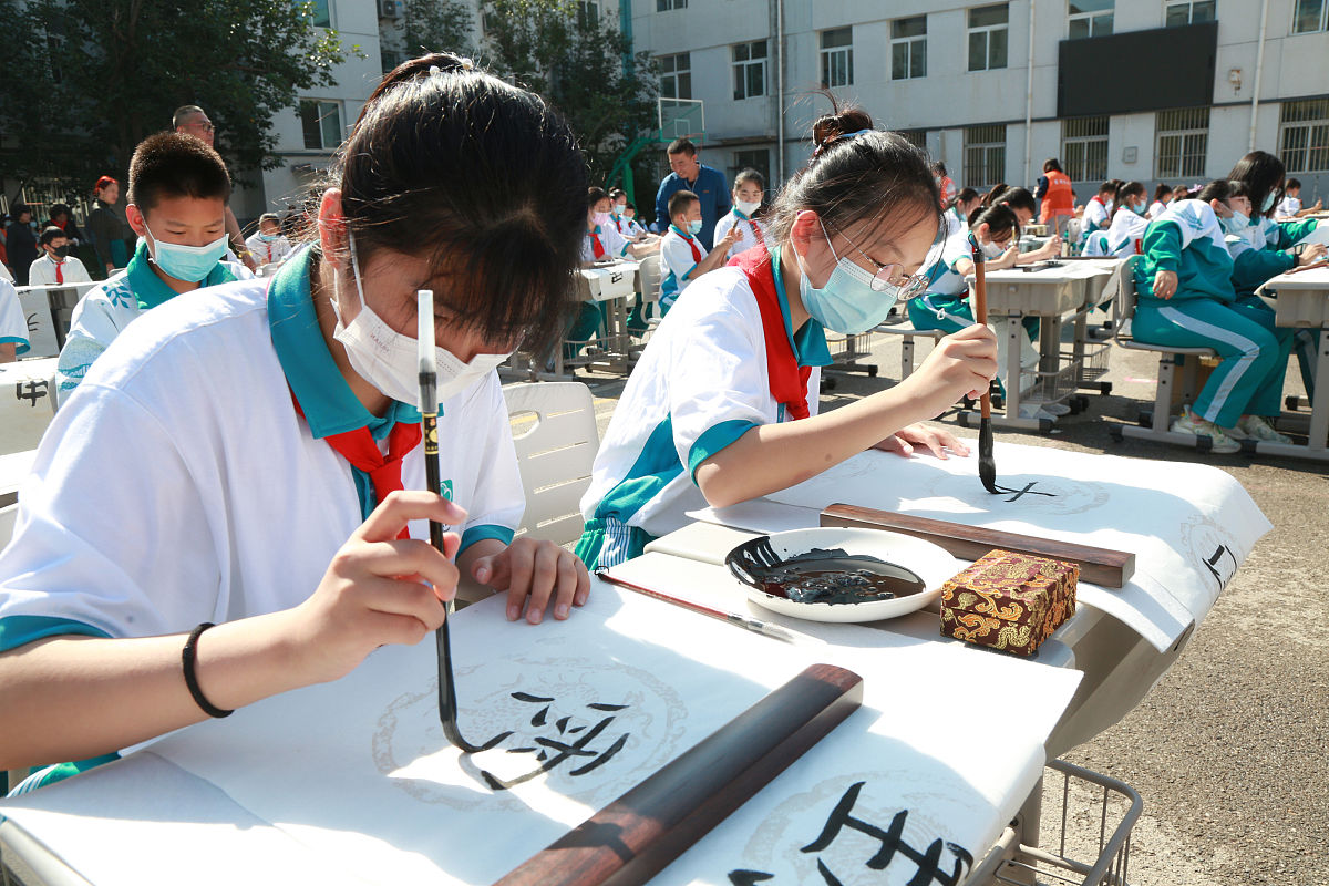2021年6月1日,北京市怀柔区第三小学开展现场书法活动,共同庆祝六一.