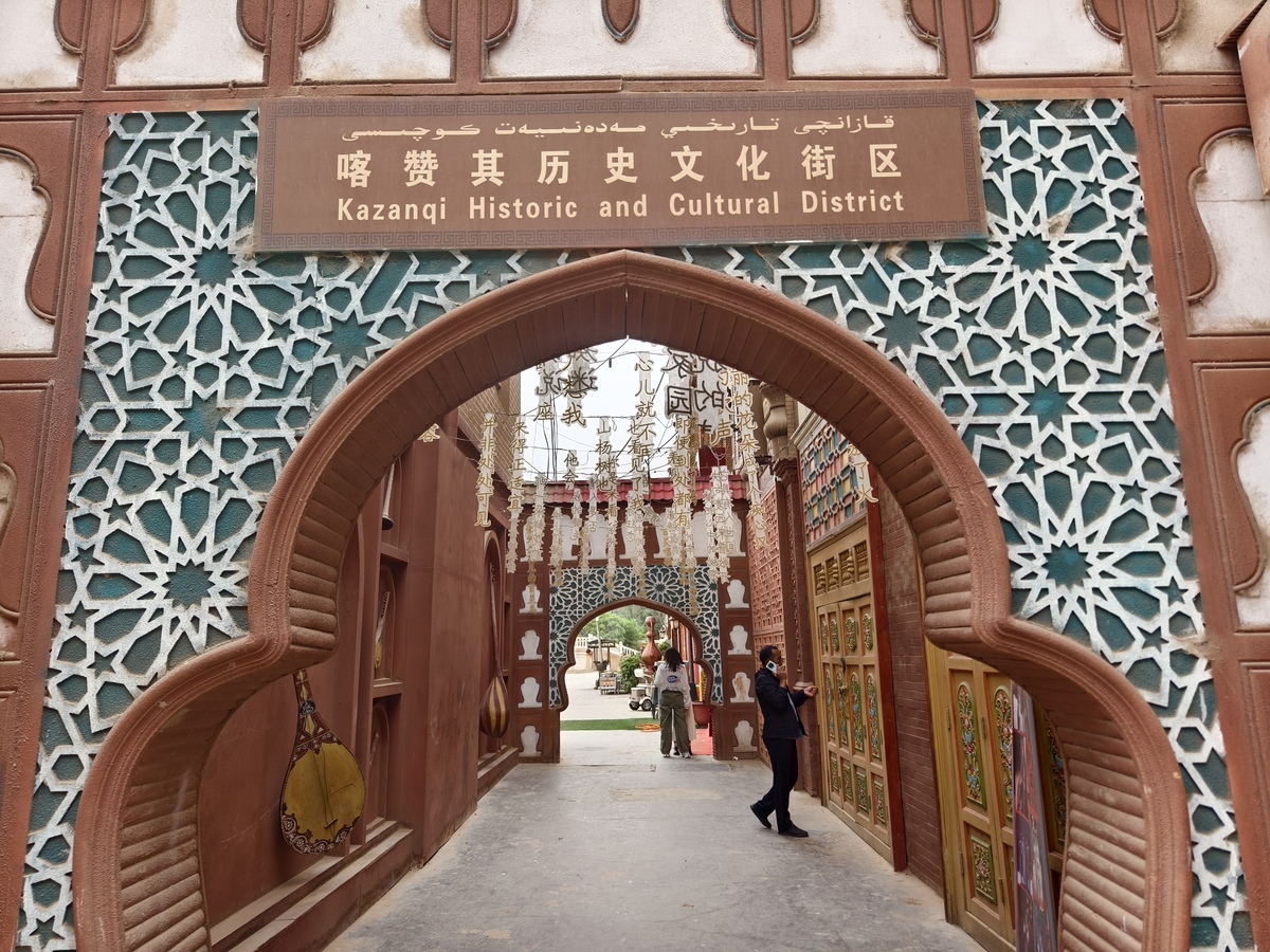 新疆维族庭院文化：建筑、生活、服饰的独特魅力