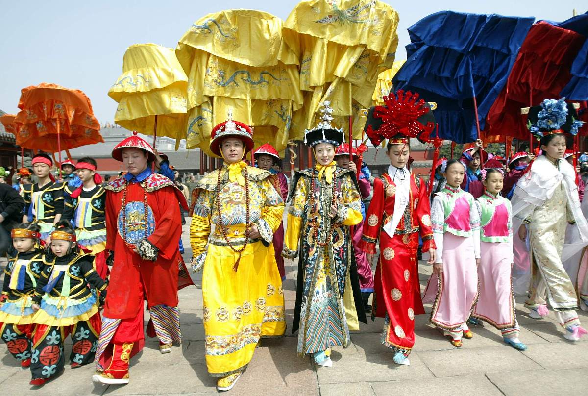 2005年5月1日,"五一"黄金周期间首日,沈阳故宫大政殿前,刚刚受封的"庄