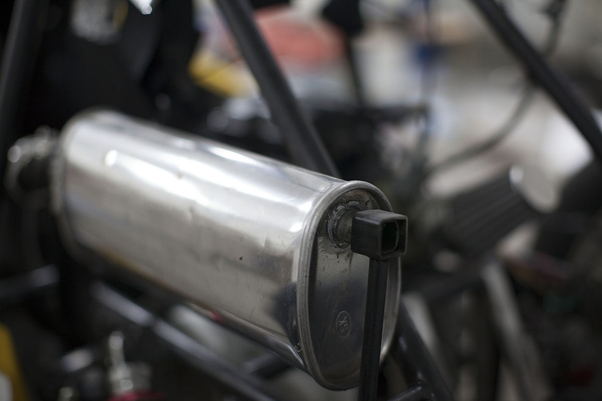 封层车导热油滤芯外壳不热可能是由以下几个原因造成的：1 导热油温度不够高：导热油温度不够高可能是因为导热油泵工作不正常或者导热油管路堵塞等原因造成的。需要检查导热油泵和管路确保导热油能够正常流通。2 滤芯阻塞：滤芯阻塞可能会导致导热油无法正常流通从而导致滤芯外壳不热。需要更换滤芯或者清洗滤芯。3 滤芯安装不当：滤芯安装不当可能会导致导热油无法正常流通从而导致滤芯外壳不热。需要检查滤芯安装是否正确。