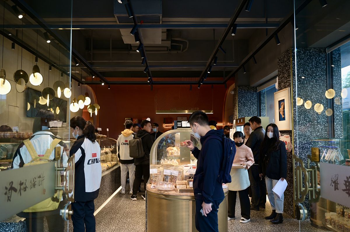 阐述A公交公司如何优化团队环境氛围要素按照如下两个方面展开：1引导员工注重自我激励 2团队氛围优化两个层面500字