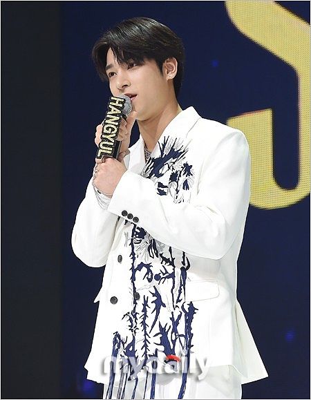 2020年4月21日,首尔,明星举行了h&d组合专辑《soulmate》的发布会.李