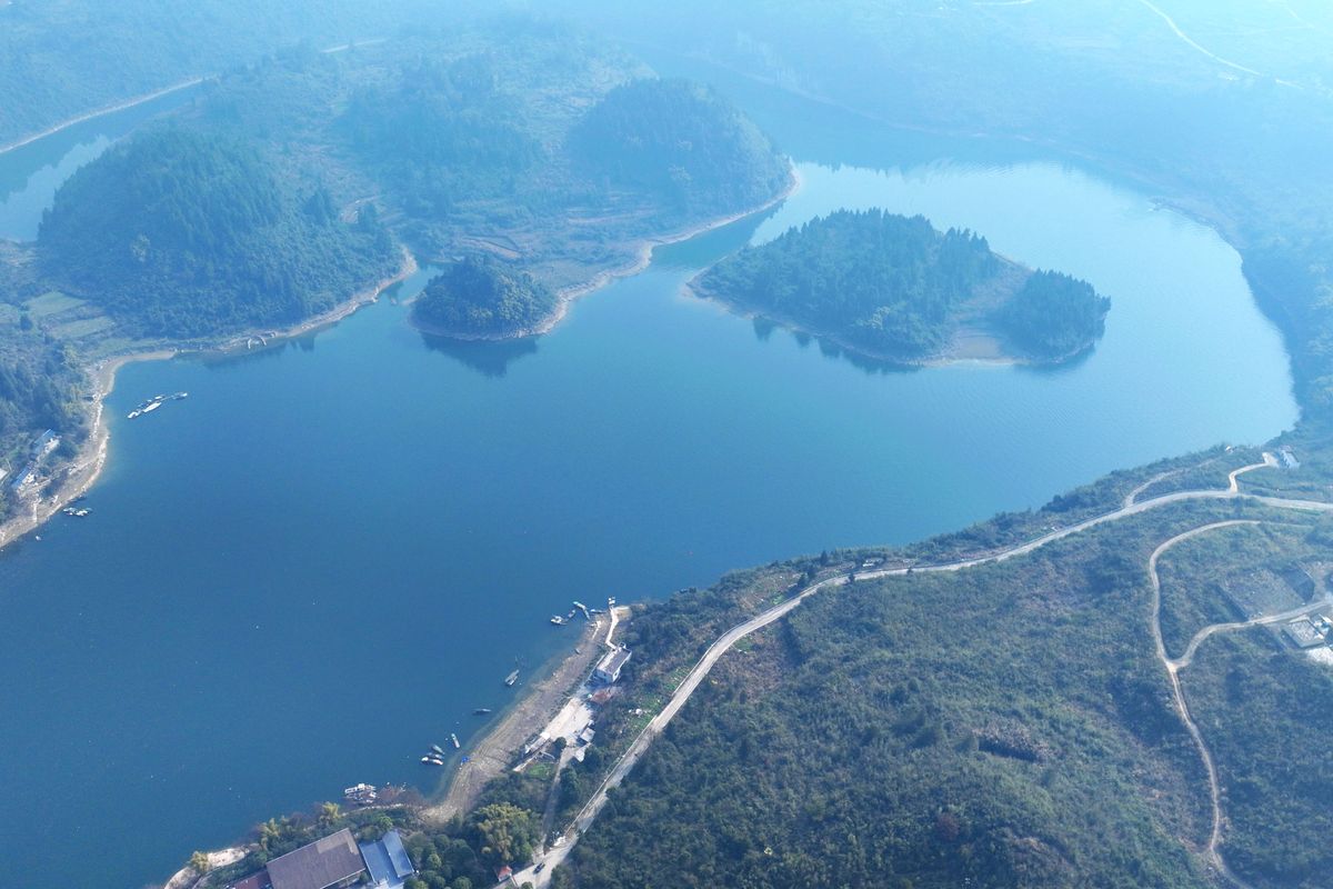 2026年1月15日,重庆酉阳,冬日清晨,酉水河流域云海翻