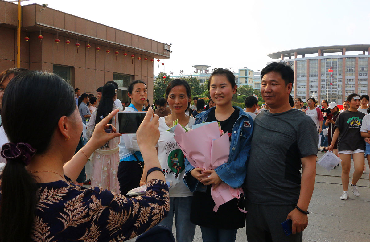 根据第一个人物写出一篇文案