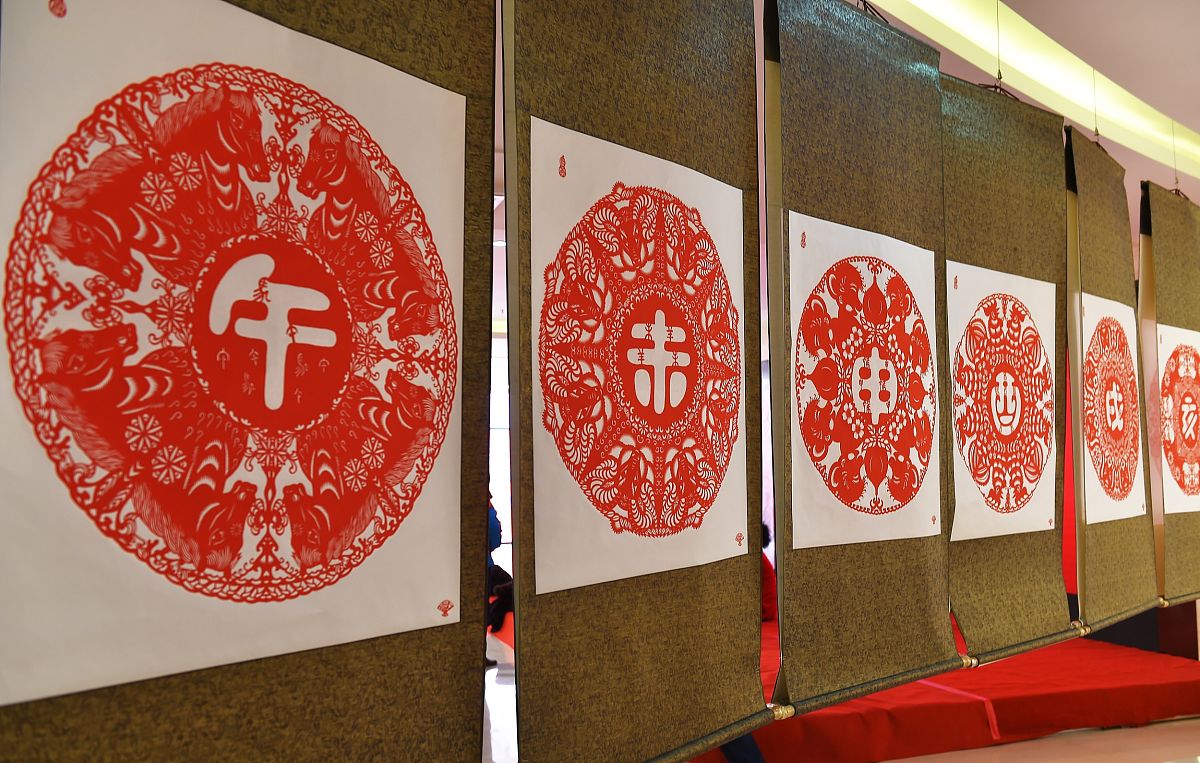 请对下面的材料进行改写并进行适当拓展：传播和传承是安全民俗文化赖以广泛存在和发展的根本原因两者研究的区别是传播应侧重于研究不同安全民俗文化之间的碰撞以及向周边的扩散而传承应侧重于研究安全民俗文化在族群内的延续和继承; 两者研究的共同点是均可从安全民俗文化传播和传承的范式、载体等方面展开研究。