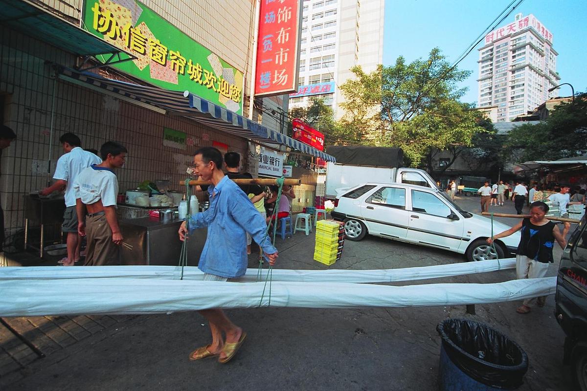 衡阳学校董事长扔学生外卖驱赶摊贩，教育局介入调查