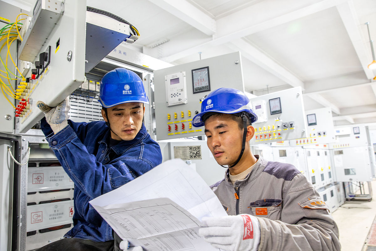 假设你是一位电厂建筑专业的在读学生请你写一篇去到变电厂设认识实习的的实习日记介绍变电的过程高压输电的优点并进行总结不少于800字