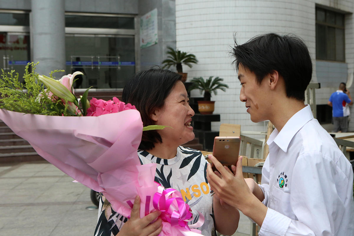 如何回复女老师批评：真诚道歉并承诺改进