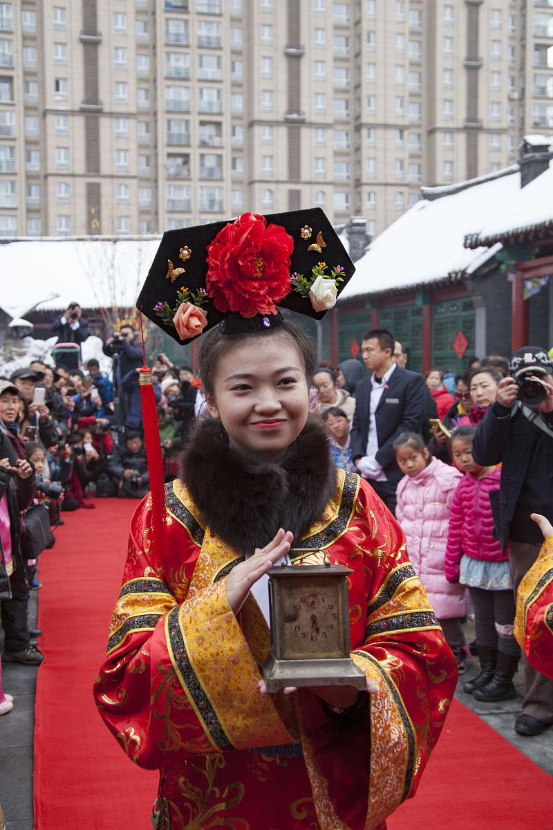  2016年11月12日,游客在吉林市满族博物馆与格格们喜过"颁金节".